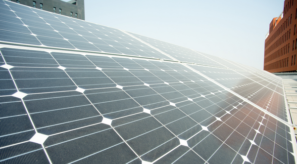 Tot ce trebuie sa stii daca vrei sa optezi pentru energie regenerabila cu ajutorul panourilor solare fotovoltaice