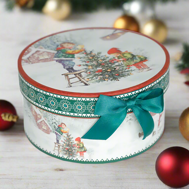 Cana din Portelan Craciun, in Cutie Rotunda Cadou, cu imprimeu Copii care decoreaza bradul de Craciun