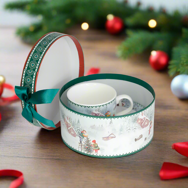 Cana din Portelan Craciun, in Cutie Rotunda Cadou, cu imprimeu Copii care decoreaza bradul de Craciun